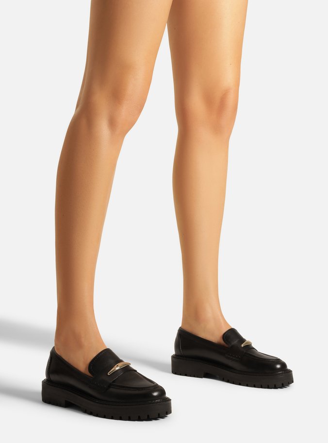 Mocassim Preto Couro Detalhe Metálico Tratorado