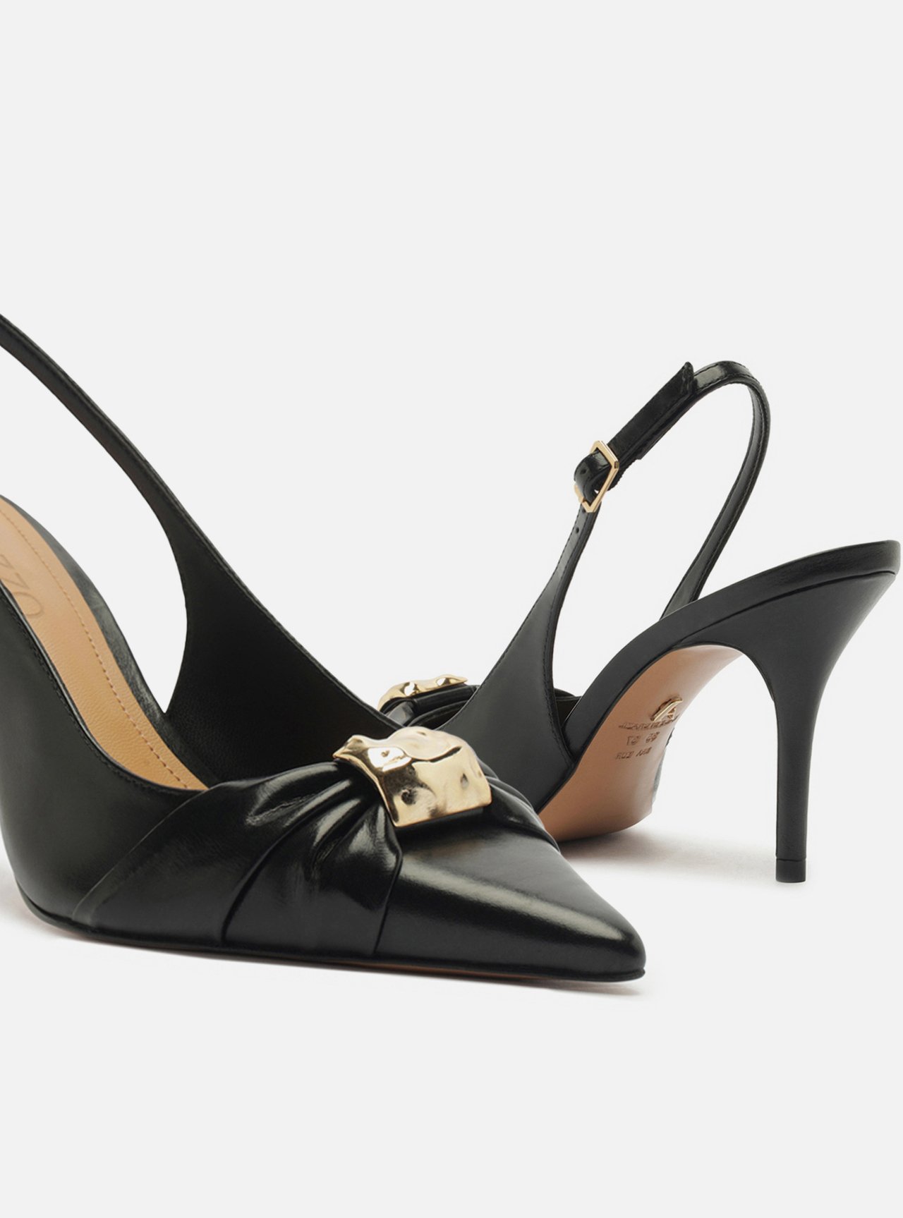 Scarpin Preto Couro Bico Fino Slingback Metal — foto 4