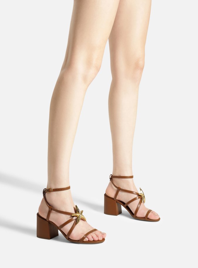 Sandália Marrom Couro Salto Bloco Metal Estrela