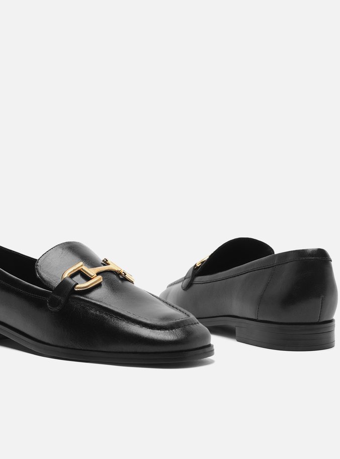 Mocassim Preto Couro Rasteiro Bridão Metálico