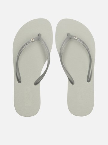 Kit Chinelo de Dedo Prata e Pouch Essential