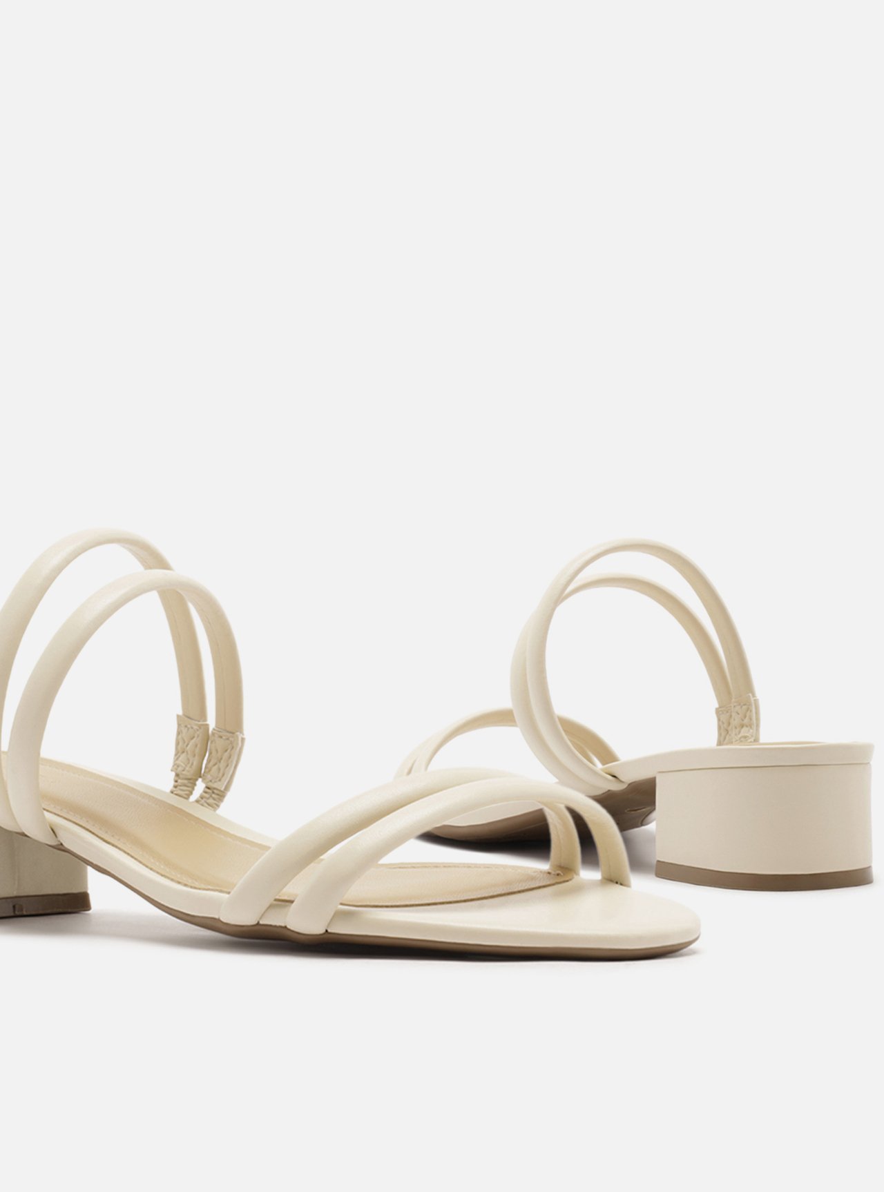 Sandália Off White Salto Baixo Tiras Duplas — foto 4