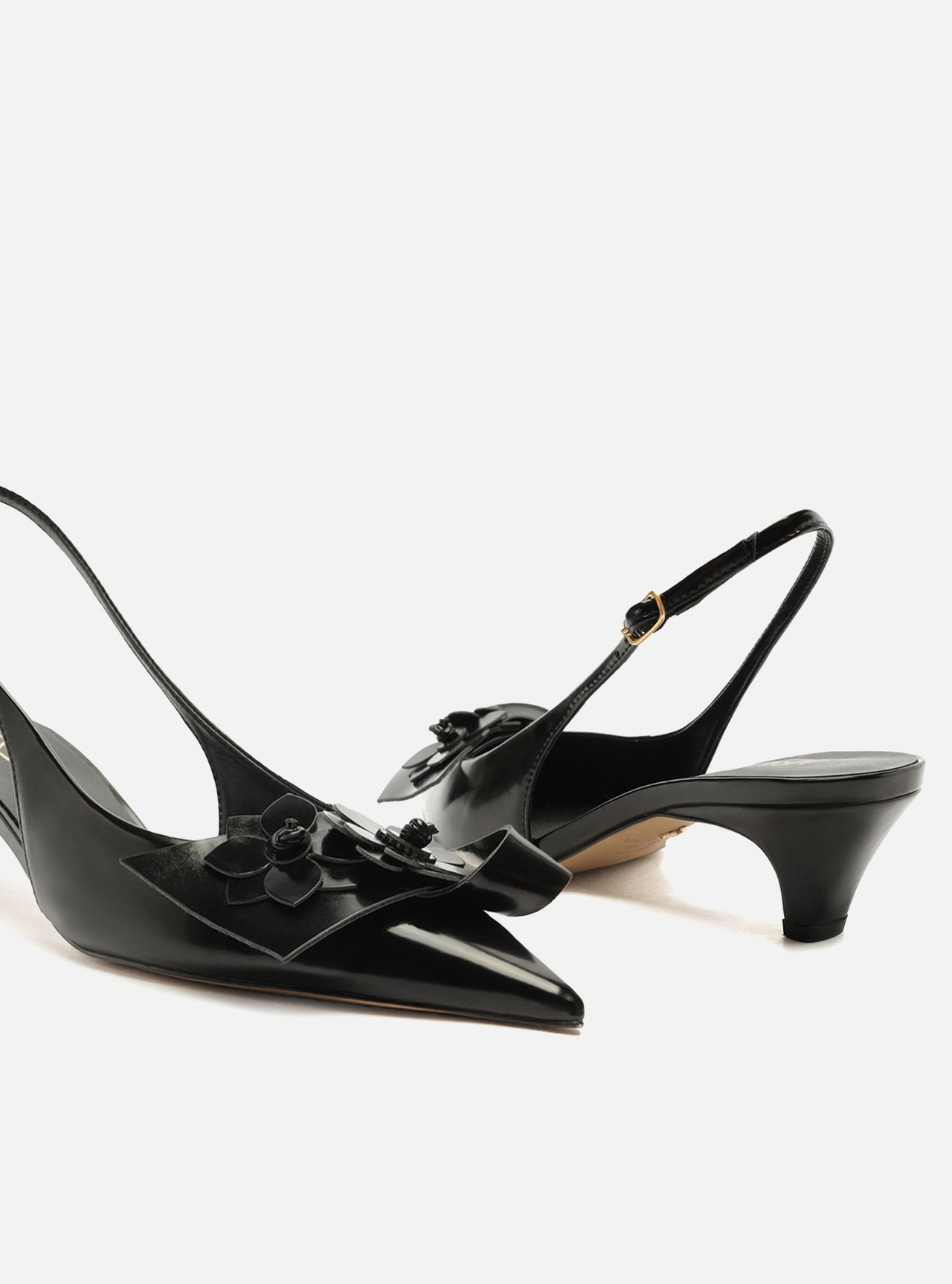 Scarpin Preto Bico Fino Slingback Flores — foto 4