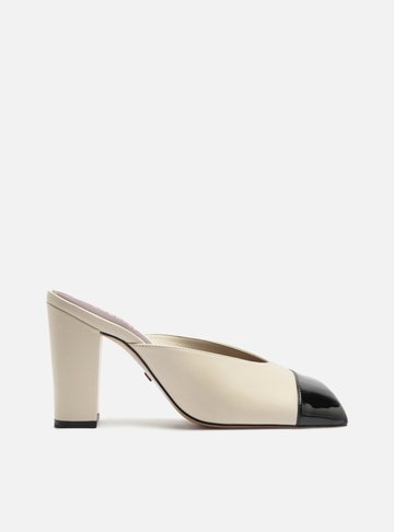 Arezzo — Mule Off-White Salto Bloco Cap Toe Preto