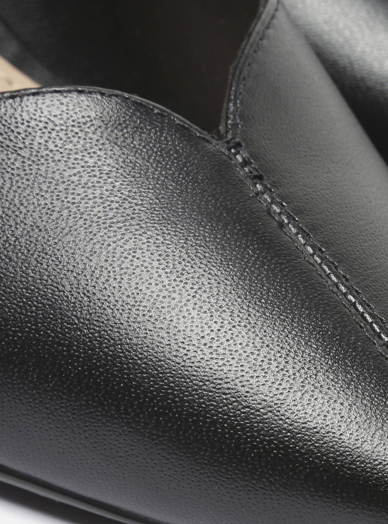 Scarpin Preto Couro Salto Médio Fino Detalhe — foto 7