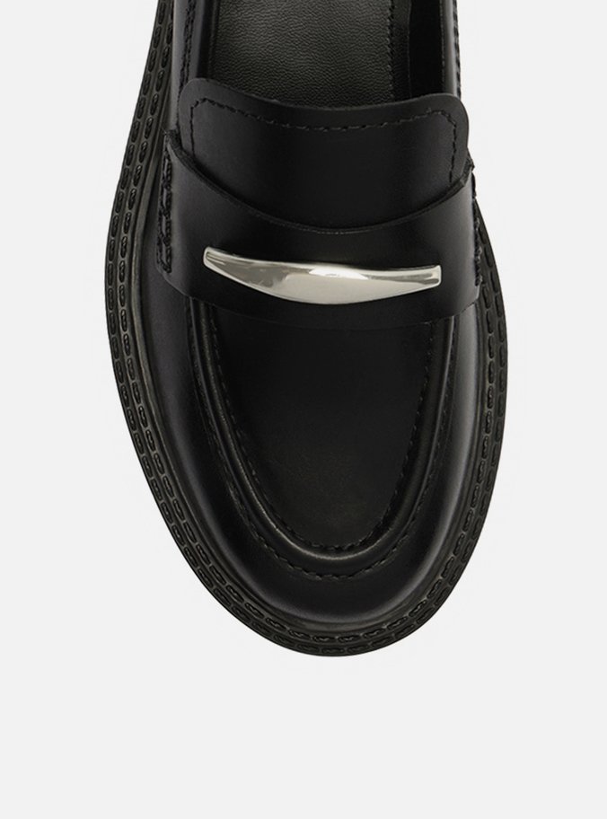Mocassim Preto Couro Detalhe Metálico Tratorado