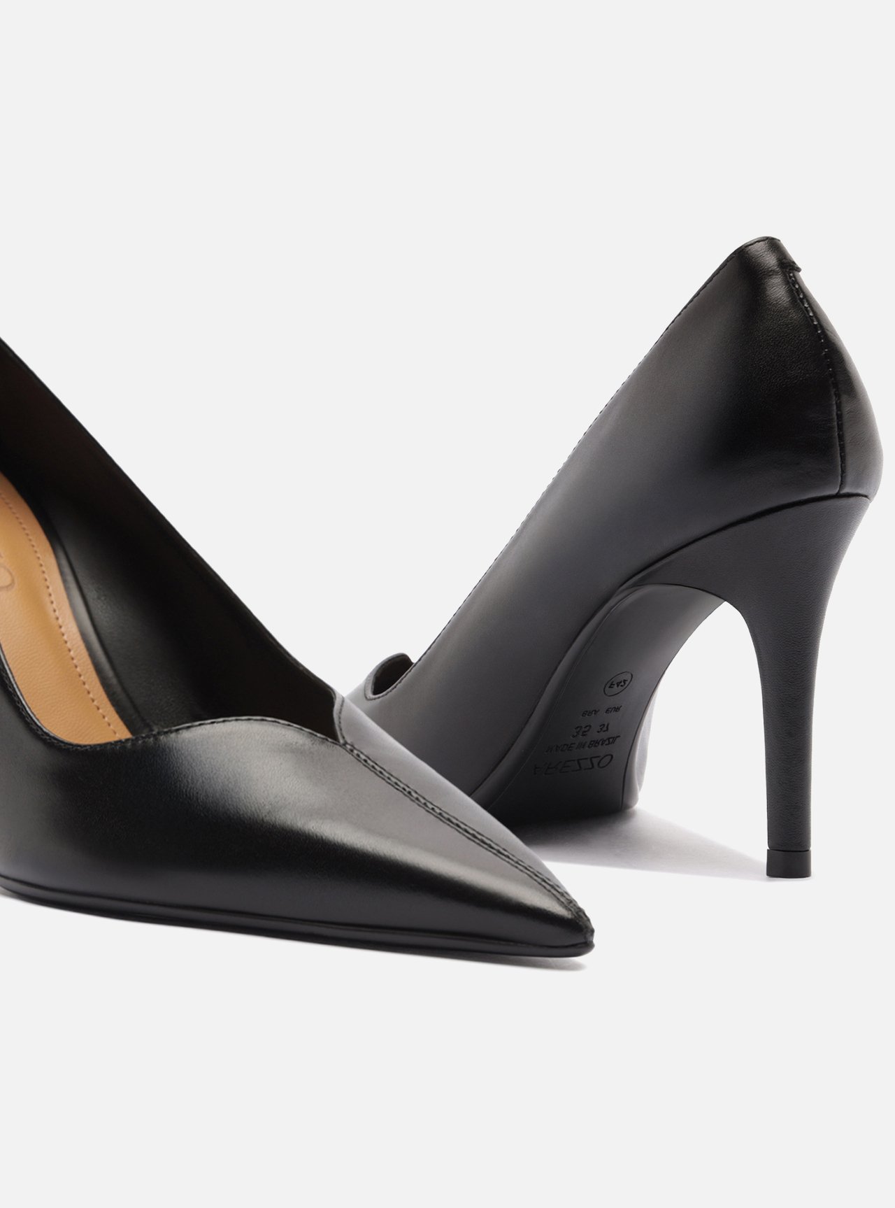 Scarpin Preto Couro Salto Médio Fino Detalhe — foto 4