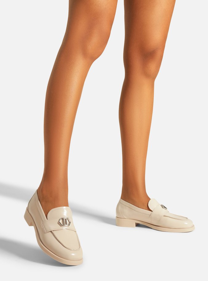 Mocassim Nude Bico Redondo Tira Metal