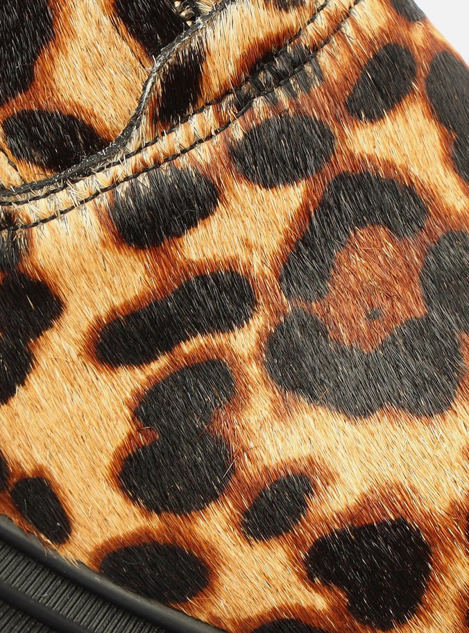 Bota Animal Print Pelo Cano Curto Zíper