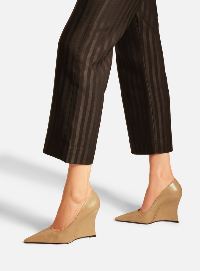 Scarpin Nude Couro Salto Anabela Bico Fino