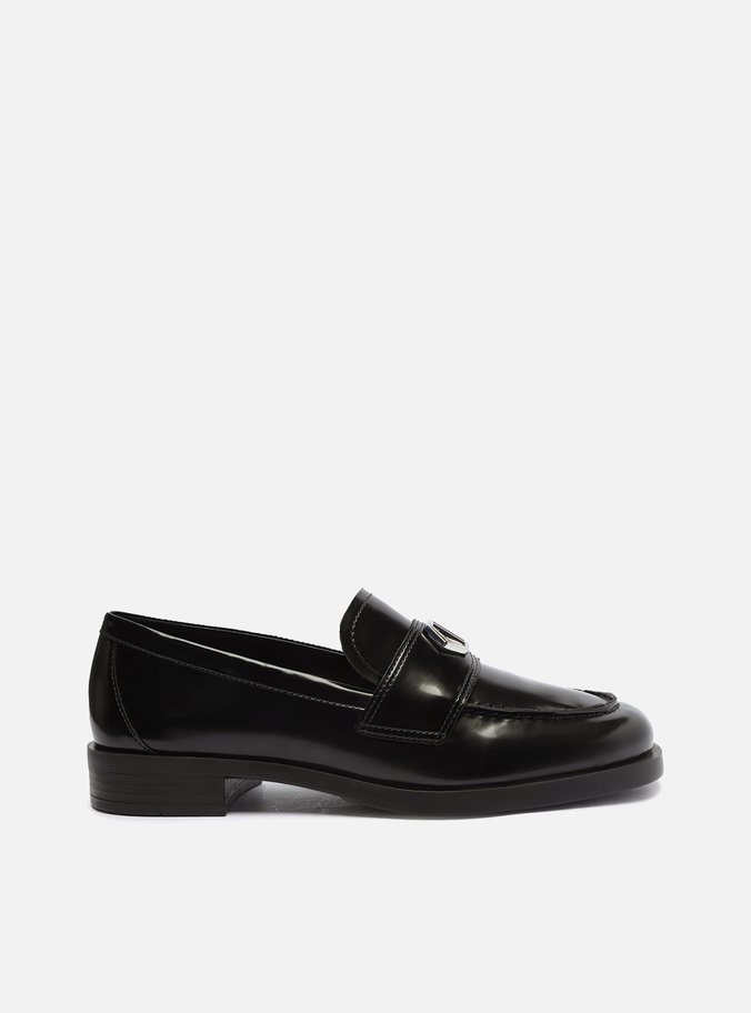 Mocassim Preto Bico Redondo Tira Metal