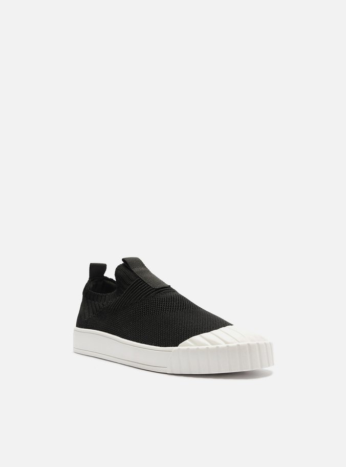 Tênis Slip On Preto Knit Biqueira