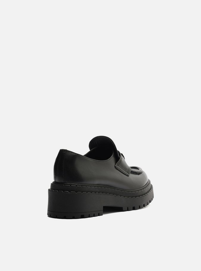 Mocassim Preto Couro Tratorado Tira Metal
