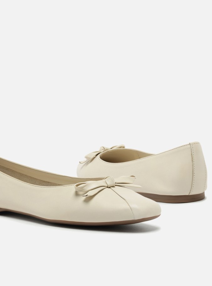 Sapatilha Off-White Couro Bico Quadrado Laço