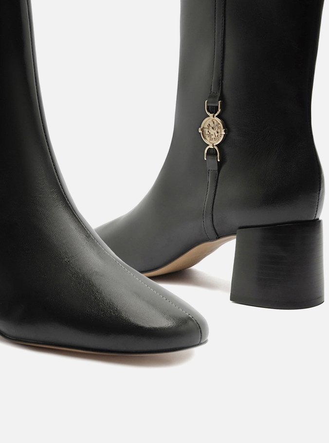 Bota Preta Couro Salto Bloco Detalhe Medalha