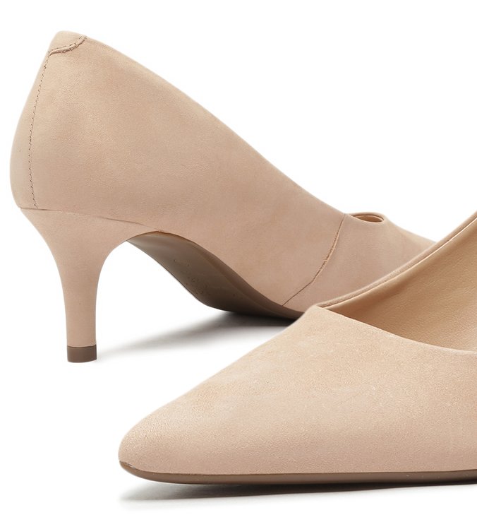 Scarpin Nude Nobuck Salto Baixo Fino