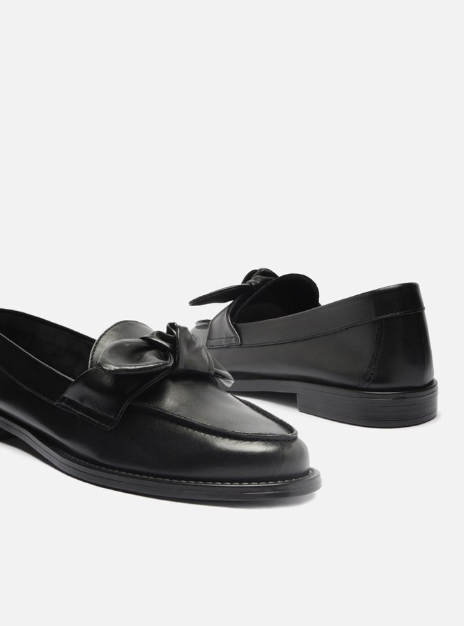 Mocassim Preto Couro Bico Redondo Tiras Nó