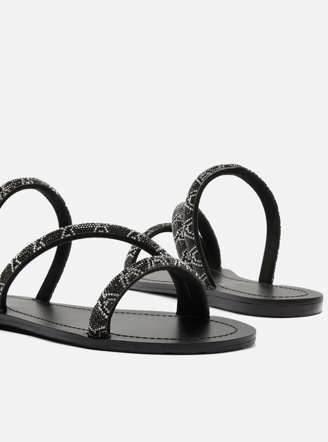 Rasteira Preta Tira Diagonal Strass
