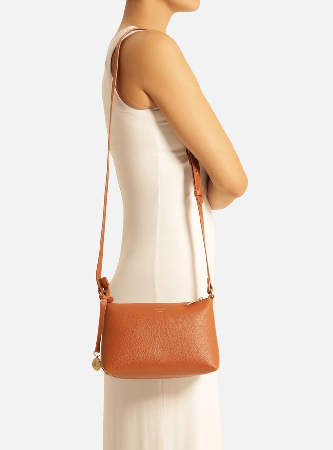Bolsa Tiracolo Marrom Pequena Charm Metal