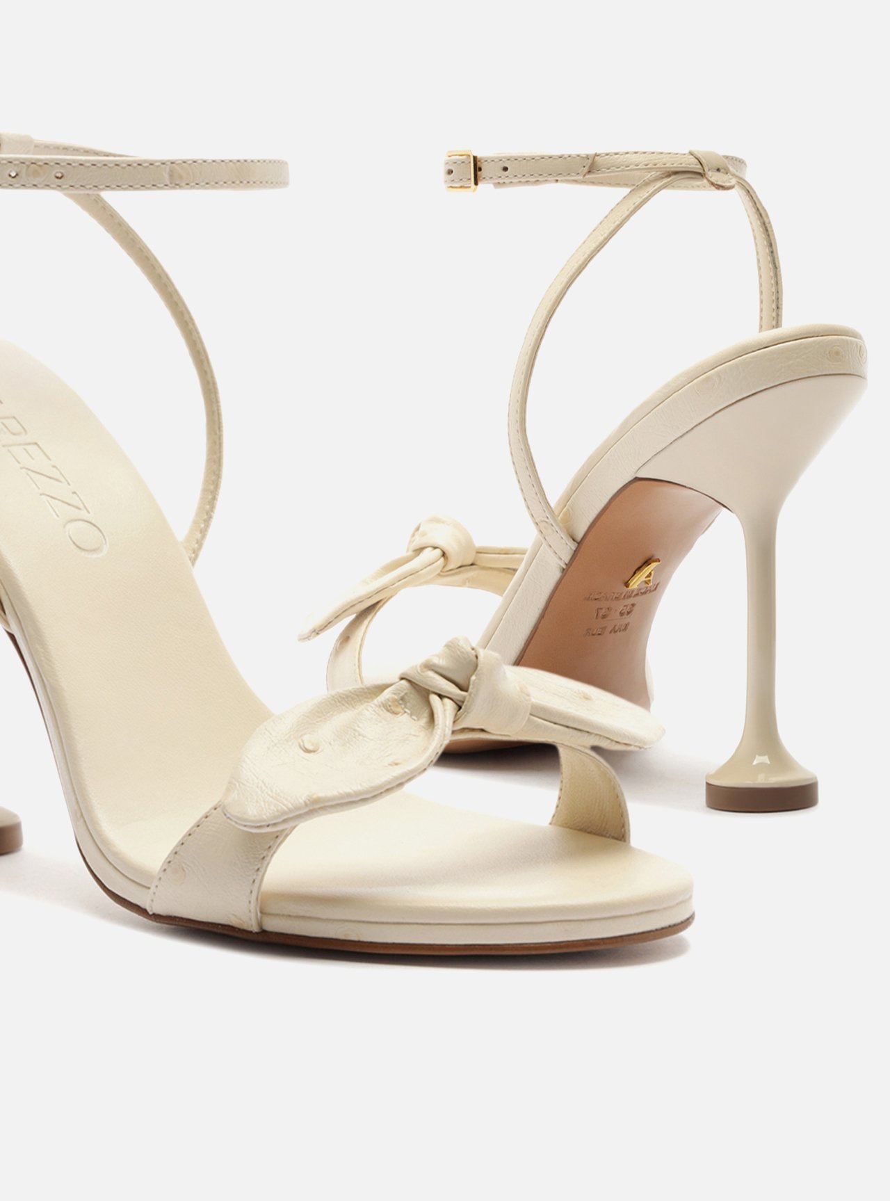 Sandália Off White Salto Alto Taça Laço Textura — foto 4