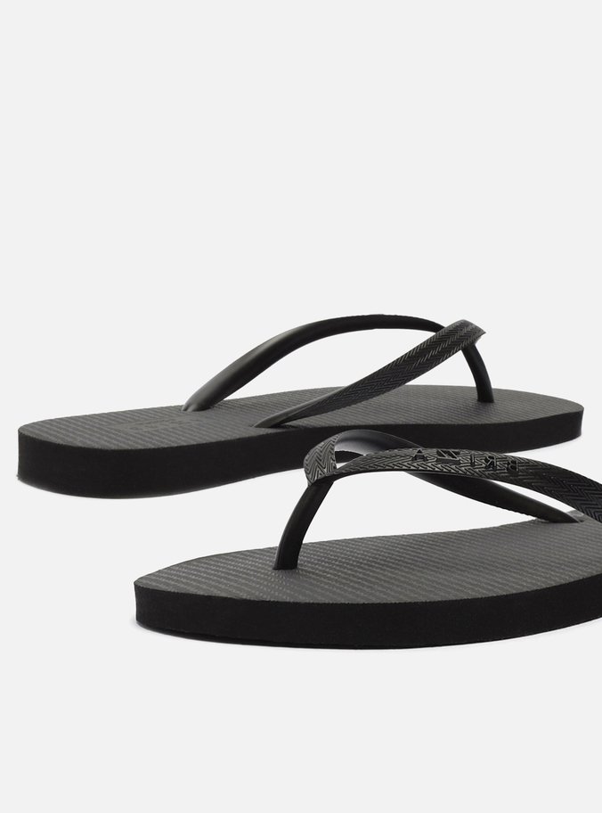 Chinelo de Dedo Preto Essential Brizza
