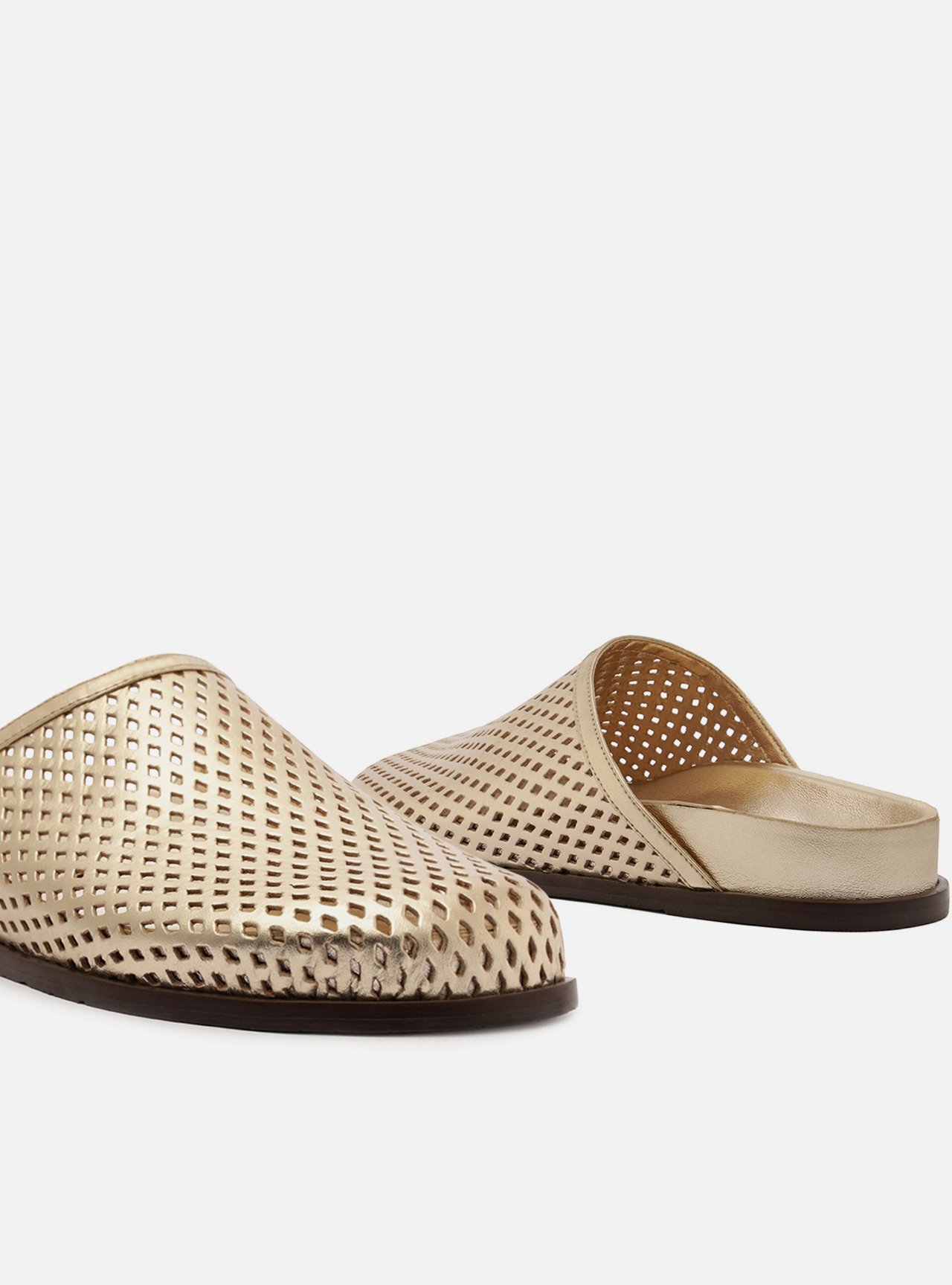 Mule Clog Dourada Rasteira Vazada — foto 4