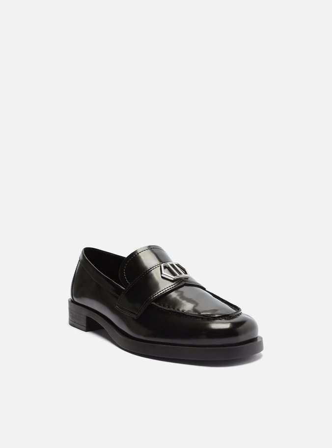 Mocassim Preto Bico Redondo Tira Metal