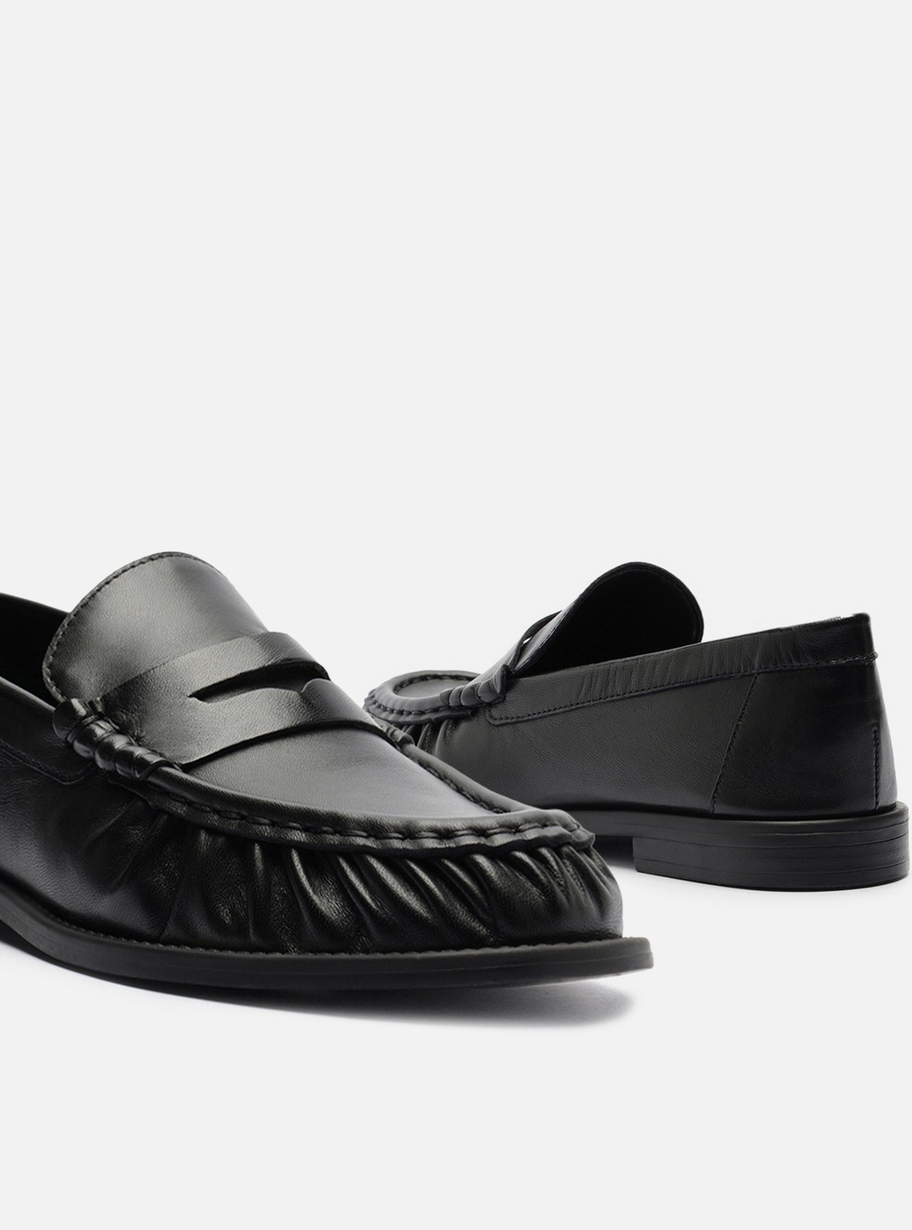 Mocassim Preto Couro Franzido Tira — foto 4