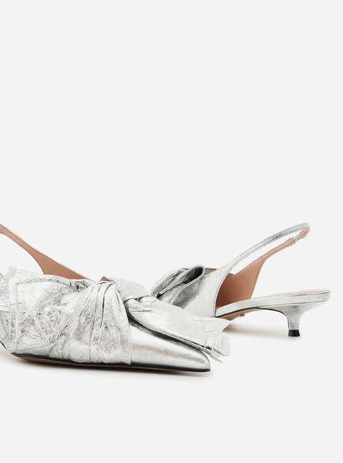 Scarpin Prata Couro Laço Nó Slingback