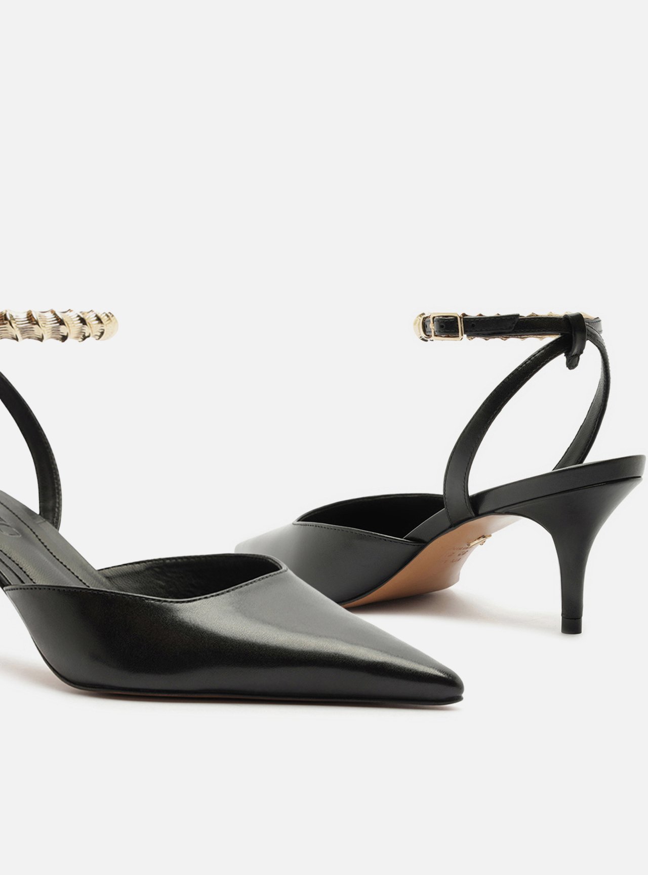 Scarpin Preto Couro Salto Kitten Tiras Metal — foto 4