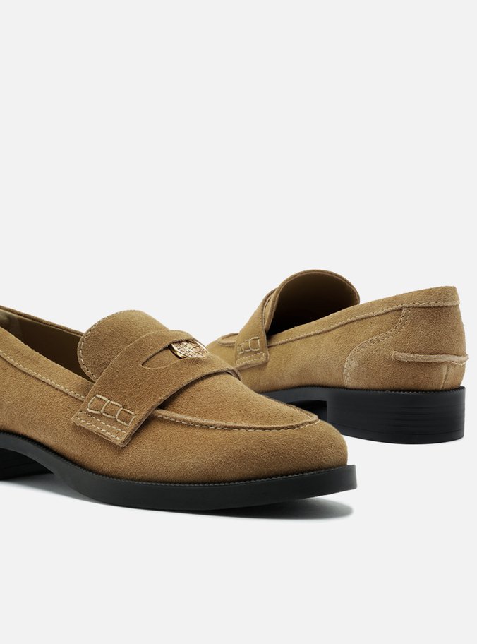 Mocassim Bege Suede Bico Redondo Medalha