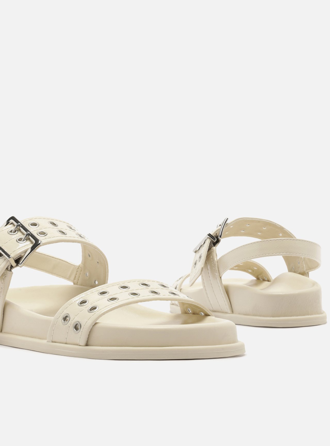 Sandália Rasteira Off White Bico Redondo Fivela Metais — foto 4