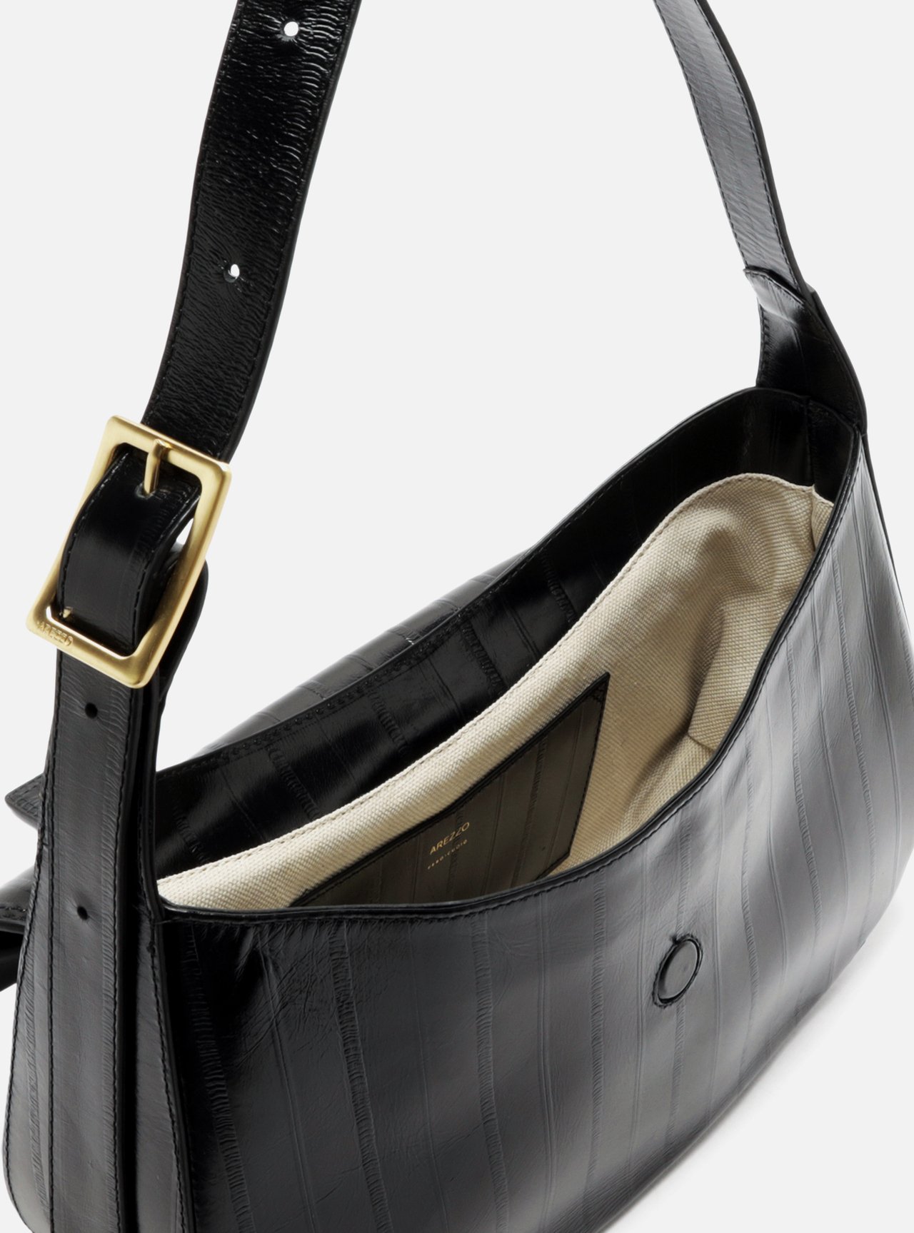 Bolsa Tiracolo Preta Couro Grande Tampo Metal — foto 4