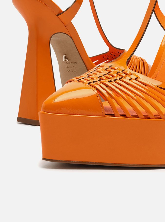 Scarpin Laranja Verniz Meia Pata Bico Fino Paloma