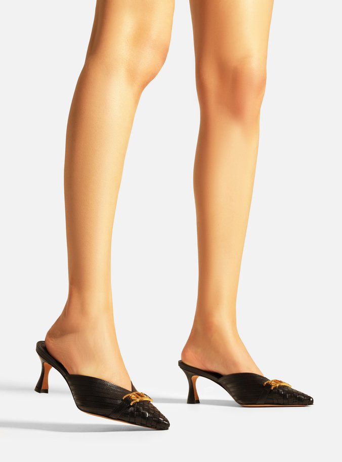 Mule Preta Couro Bico Fino Slingback Metal