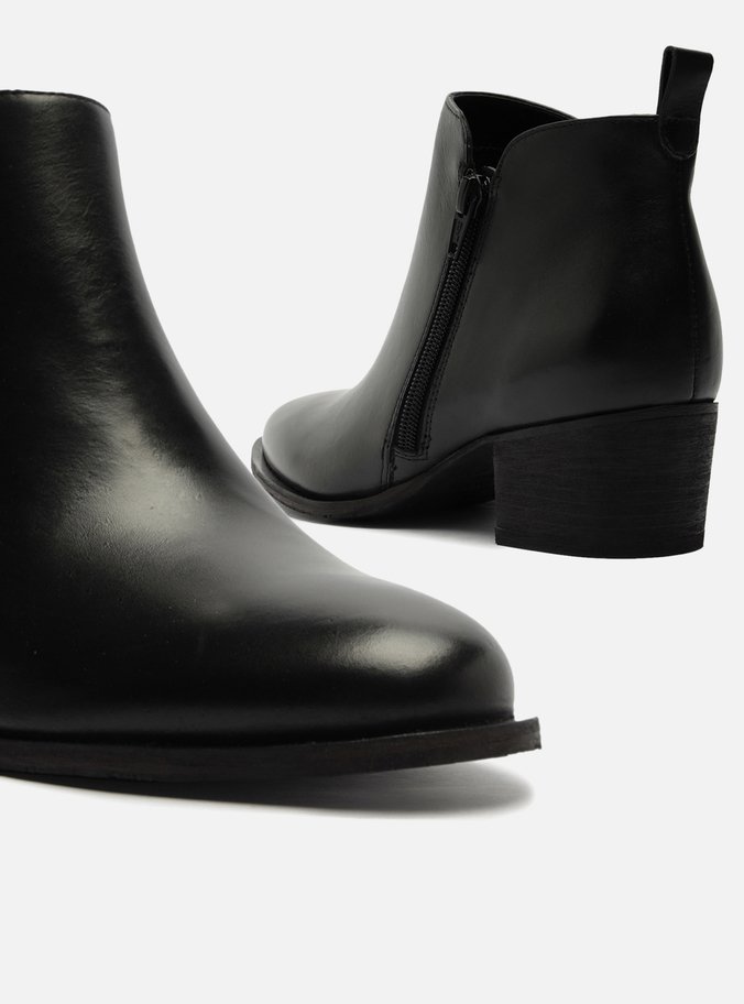 Bota Preta Couro Cano Curto Salto Baixo Zíper