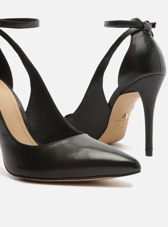 Scarpin Preto Couro Bico Fino Recorte