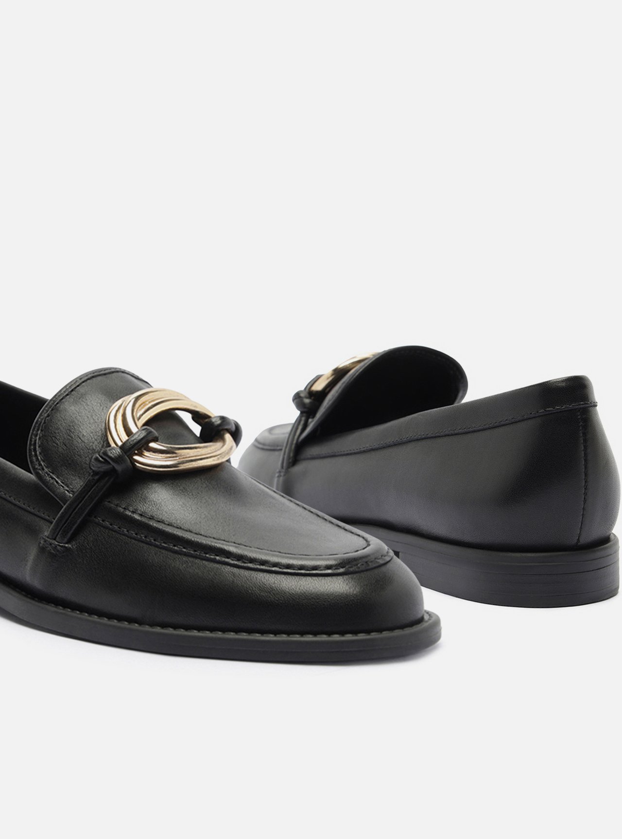 Mocassim Preto Couro Bico Redondo Metais — foto 4