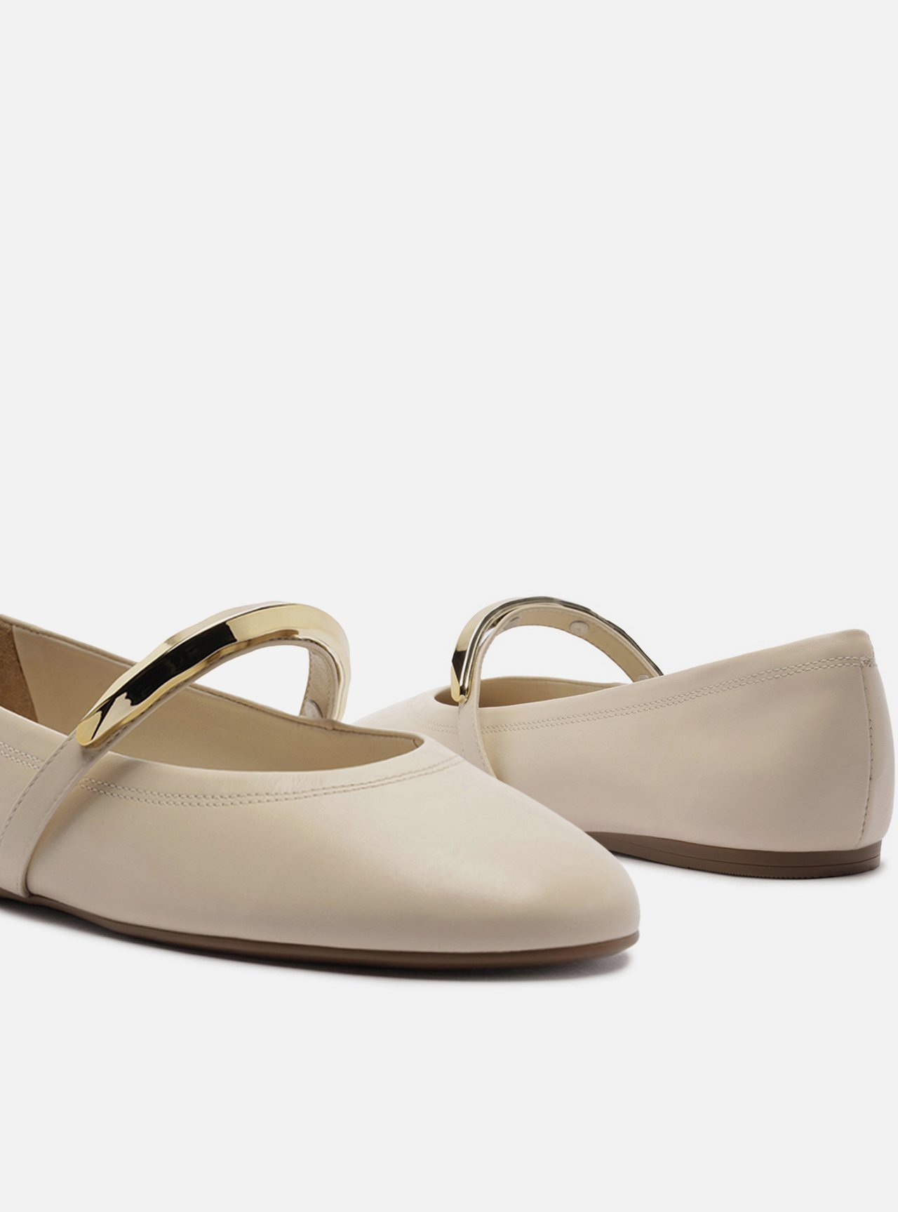 Sapatilha Off White Bico Redondo Metais — foto 4