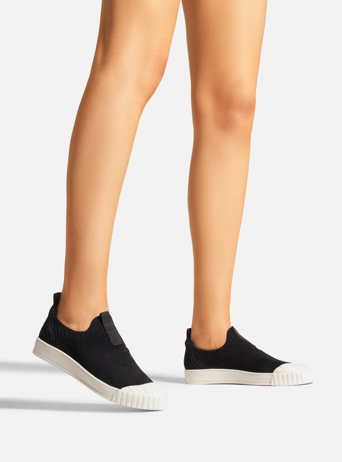 Tênis Slip On Preto Knit Biqueira