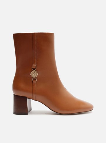Bota Marrom Couro Salto Bloco Detalhe Medalha
