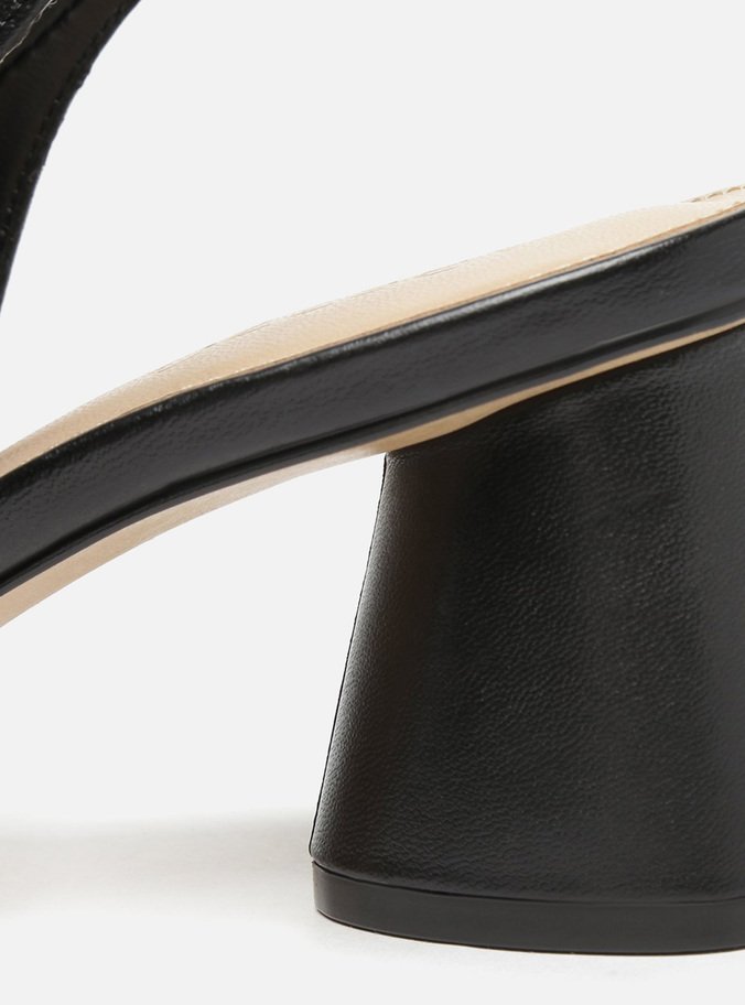 Scarpin Preto Couro Bico Fino Slingback