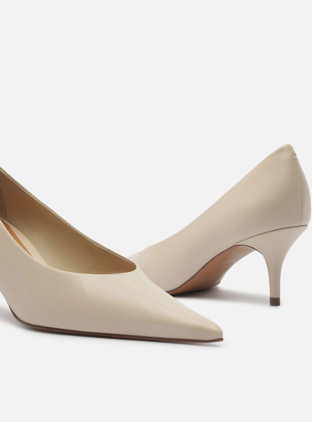 Scarpin Off White Couro Salto Baixo Fino Bico Fino — foto 4
