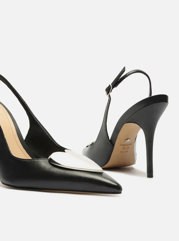 Scarpin Preto Couro Slingback Coração Metal