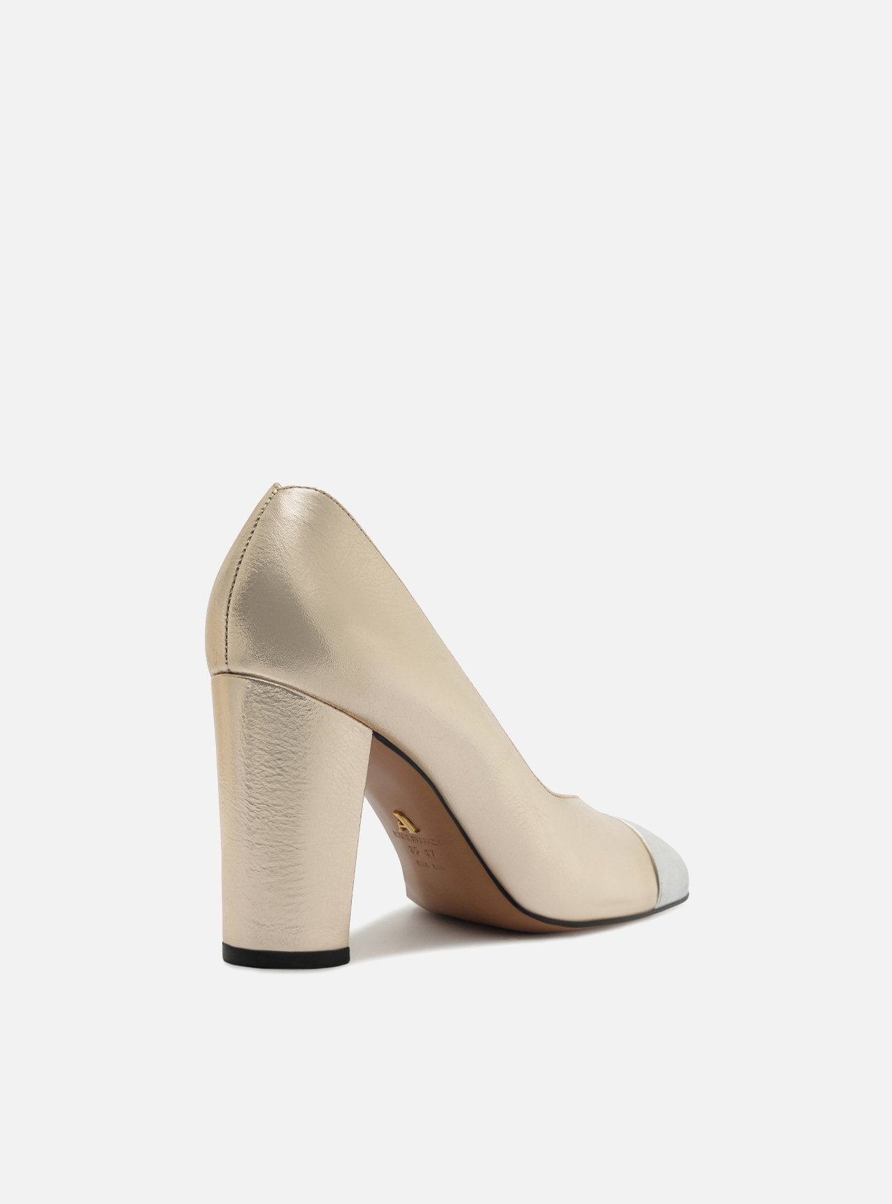 Scarpin Dourado Couro Salto Bloco — foto 3