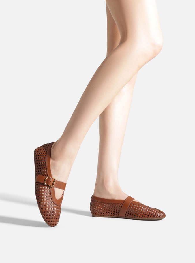 Sapatilha Marrom Couro Vazada Tira