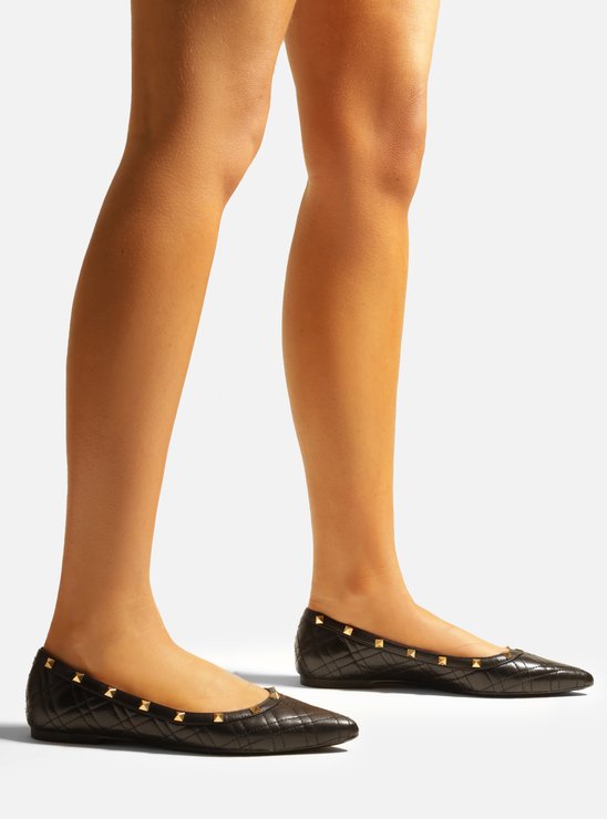 Sapatilha Preta Matelassê Bico Fino Spikes