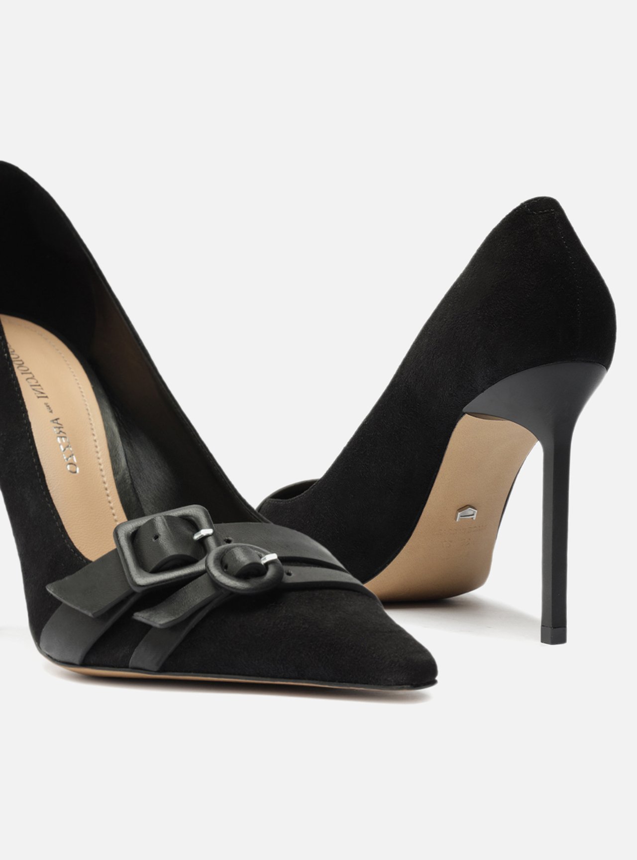 Scarpin Preto Nobuck Bico Fino Fivelas — foto 4