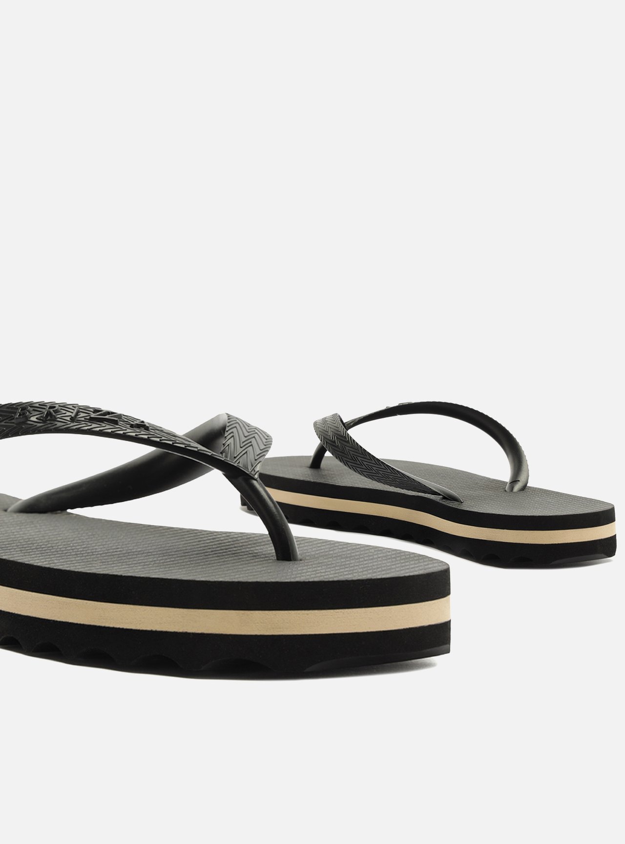 Chinelo de Dedo Preto Flatform Tiras Brizza — foto 4