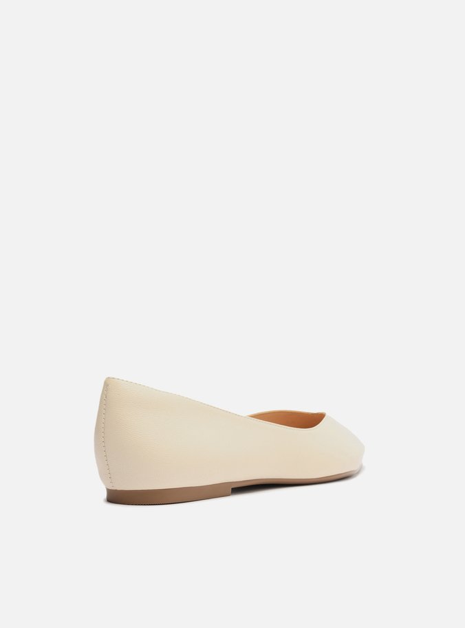 Sapatilha Off-White Couro Bico Fino Minimal